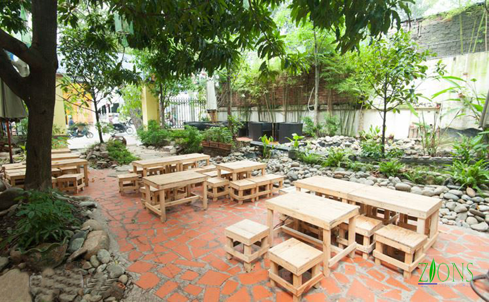 Sân vườn nhà hàng phong cách đơn giản