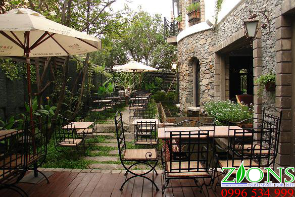 Cafe sân vườn với phong cách đá tự nhiên.